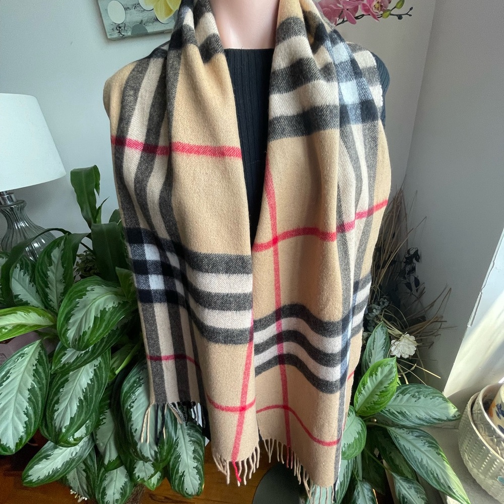Burberry Cashmere Shawl/Muffler. - Picture 2 of 14